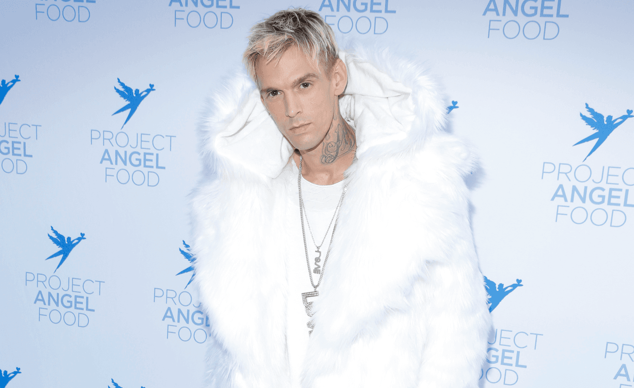 <b><a href="https://www.univision.com/noticias/estados-unidos/causa-de-muerte-de-aaron-carter-cantante-california">Aaron Carter, cantante </a></b>
<br>
<br>Carter murió en su casa en Lancaster, California, el 5 de noviembre. Tenía 34 años. 
<br>
<br>Apenas siendo un niño, en los años 90, se hizo conocido como cantante pop. Su hermano mayor, Nick Carter, es uno de los cantantes del famoso grupo pop, Backstreet Boys. Con los años, Aaron Carter salió del mundo del pop para perfilarse como rapero. Tenía un historial conocido de abuso de diferentes sustancias, incluido el alcohol y drogas recetadas. Carter también admitió públicamente tener problemas de salud mental tales como ansiedad y depresión. Fue hallado muerto en su casa en California y no se aclaró desde entonces la causa formal de su muerte. 
<br>