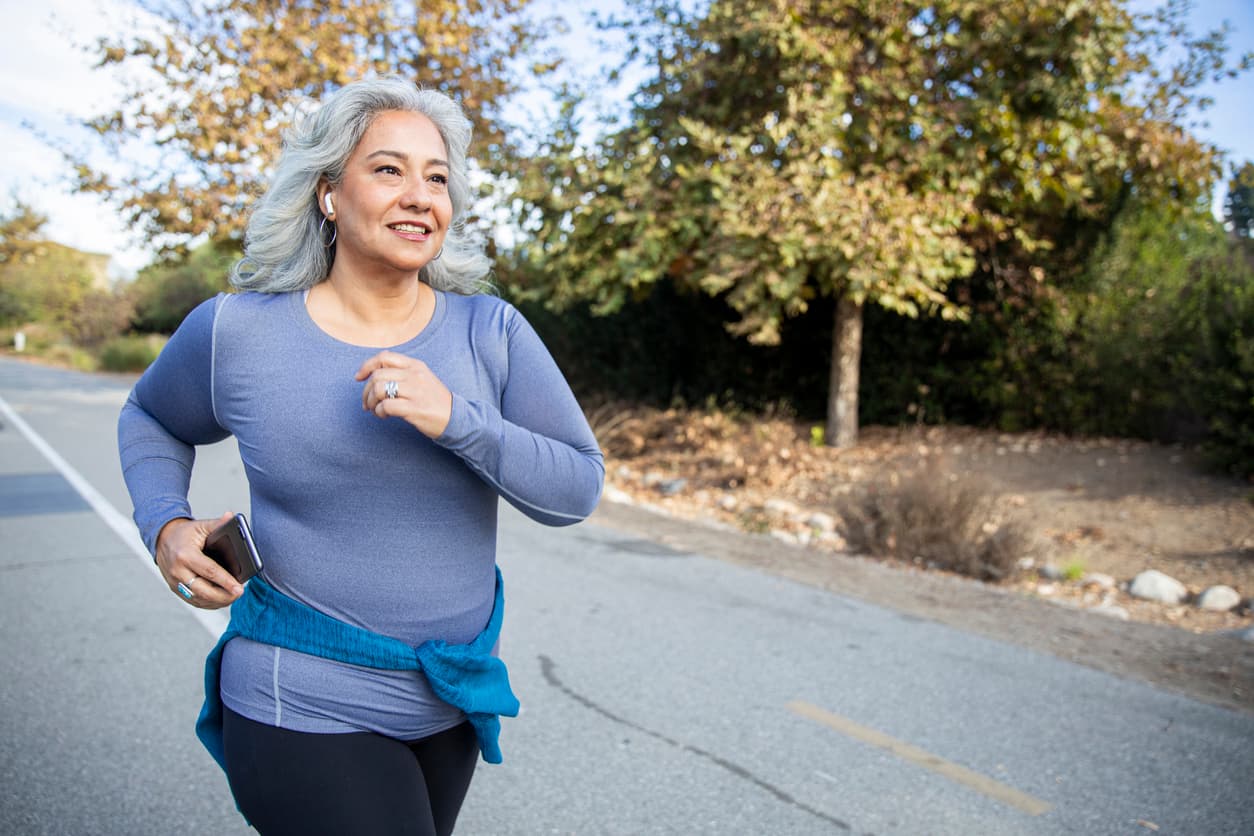 <b><a href="https://www.univision.com/noticias/salud/mas-sentadillas-y-menos-pastillas-las-mil-y-una-ventajas-del-ejercicio-para-la-salud">No te saltes tu sesión de ejercicio</a></b>. El ejercicio, aunque cueste más cuando no has descansado bien, puede ayudarte a conciliar el sueño más rápidamente. Entre otras cosas, estimula la 
<b>producción de proteínas reparadoras de las neuronas, regula los niveles de serotonina y otros neurotransmisores,</b>aumenta el flujo sanguíneo cerebral y estimula la liberación de endorfinas.