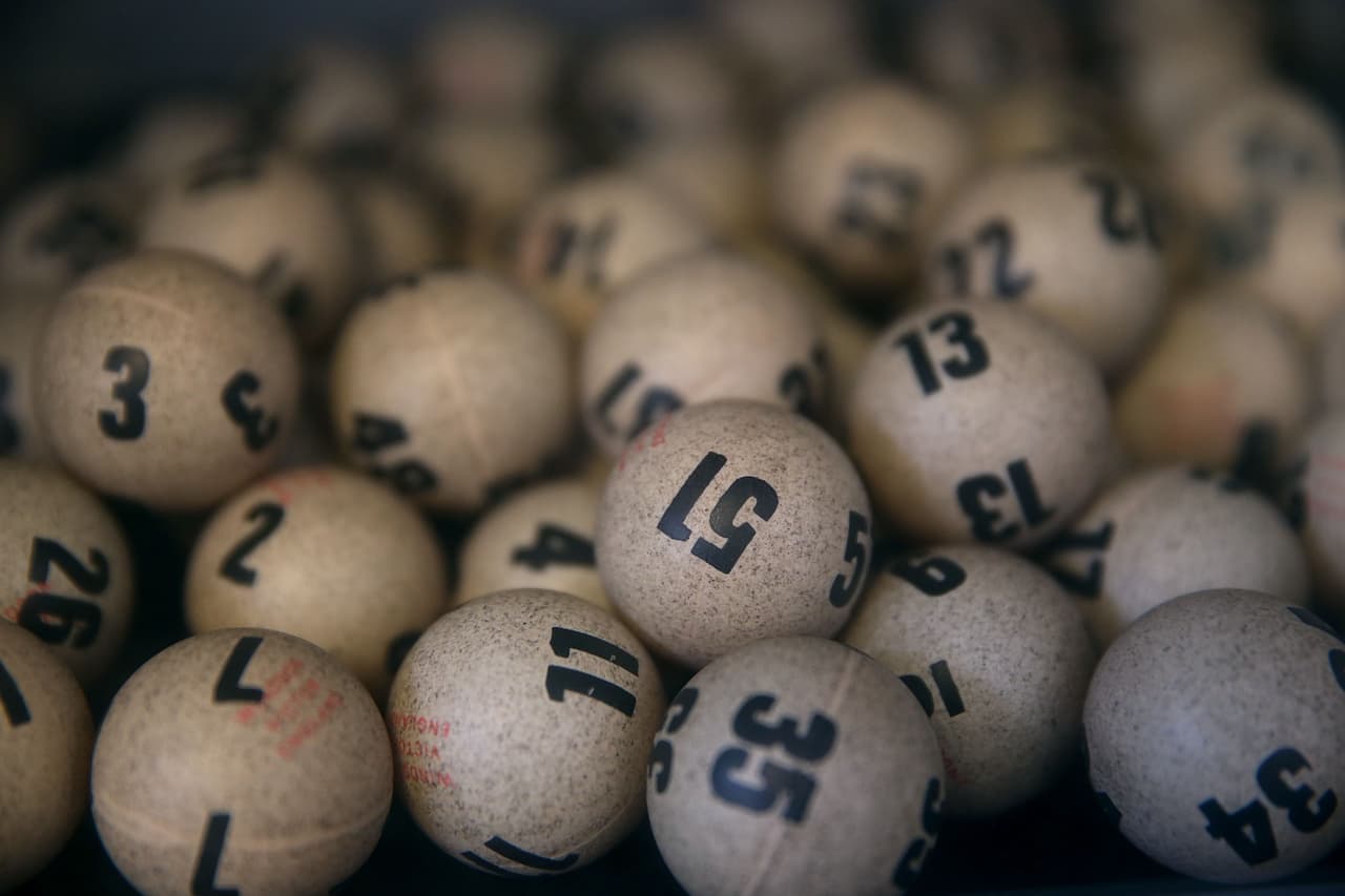 Mientras que los cinco números más comunes para la 
<b>bola roja</b> de Powerball entre 2015 y 2023 han sido los siguientes (ordenados por frecuencia):
<br>- 18 (49 veces)
<br>- 24 (48 veces)
<br>- 4 (47 veces)
<br>- 14 (41 veces)
<br>- 26 (40 veces).
