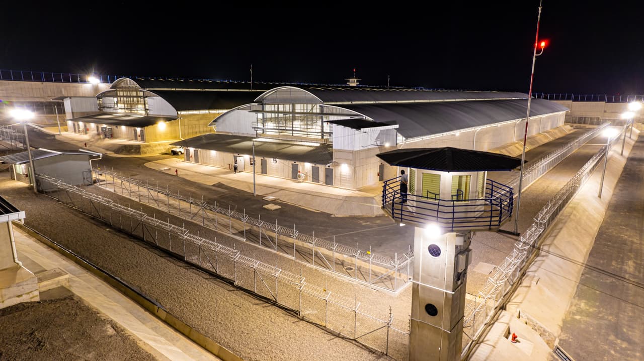 El 
<a href="https://www.univision.com/noticias/america-latina/bukele-carcel-encerrara-pandilleros-maras-salvador">Centro de Confinamiento del Terrorismo (CECOT)</a> es una cárcel que describen las autoridades como la más grande de Latinoamérica, la cual estará dedicada a la reclusión de integrantes de pandillas, a los que se les atribuyen la mayoría de los crímenes que se cometen en el país.
