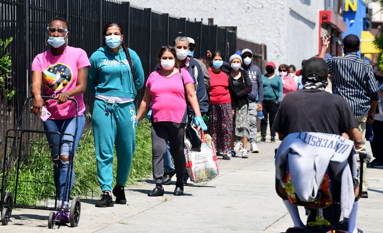 <b>A la espera de la ayuda.</b> Aún no se sabe cuándo se comenzarán a repartir los recursos, pero Newsom señaló que el estado cuenta con 
<a href="https://www.gov.ca.gov/2020/04/15/governor-newsom-announces-new-initiatives-to-support-california-workers-impacted-by-covid-19/" target="_blank">un fondo de 125 millones de dólares</a> para beneficiar a las familias que, debido a su estatus migratorio, no califican para recibir 
<a href="https://www.univision.com/local/san-francisco-kdtv/california-ofrece-hasta-1-300-semanales-si-usted-no-puede-trabajar-debido-al-coronavirus" target="_blank">el seguro de desempleo</a> ni el estímulo federal en forma de 
<a href="https://www.univision.com/local/san-francisco-kdtv/cheque-o-deposito-bancario-te-explicamos-como-recibiras-el-estimulo-economico-por-el-coronavirus" target="_blank">cheque o reembolso bancario</a> del gobierno federal.