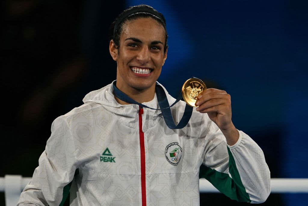 La 
<a href="https://www.univision.com/noticias/falso-organizacion-mundial-boxeo-suspendido-boxeadora-imane-khelif-por-vida-ser-hombre">medallista de oro argelina Imane Khelif posa en el podio tras ganar la categoría final de boxeo femenino</a> de 66 kilos durante los Juegos Olímpicos de 2024 en el Estadio Roland-Garros, en París, el 9 de agosto de 2024. La campeona olímpica presentó una denuncia en Francia por ciberacoso tras una catarata conceptos erróneos sobre su género, tratándola de ser un supuesto "hombre".