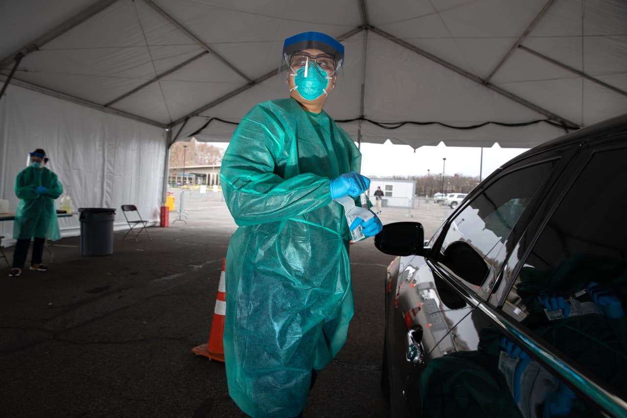 Un centro de pruebas de covid-19 instalado en el Bronx. Según el alcalde, en los hospitales la mayor necesidad ahora mismo son más respiradores. Este pidió al gobierno federal que facilite 400 de estas máquinas para el 1 de abril y que insistió en la necesidad de movilizar al Ejército para apoyar a la ciudad.