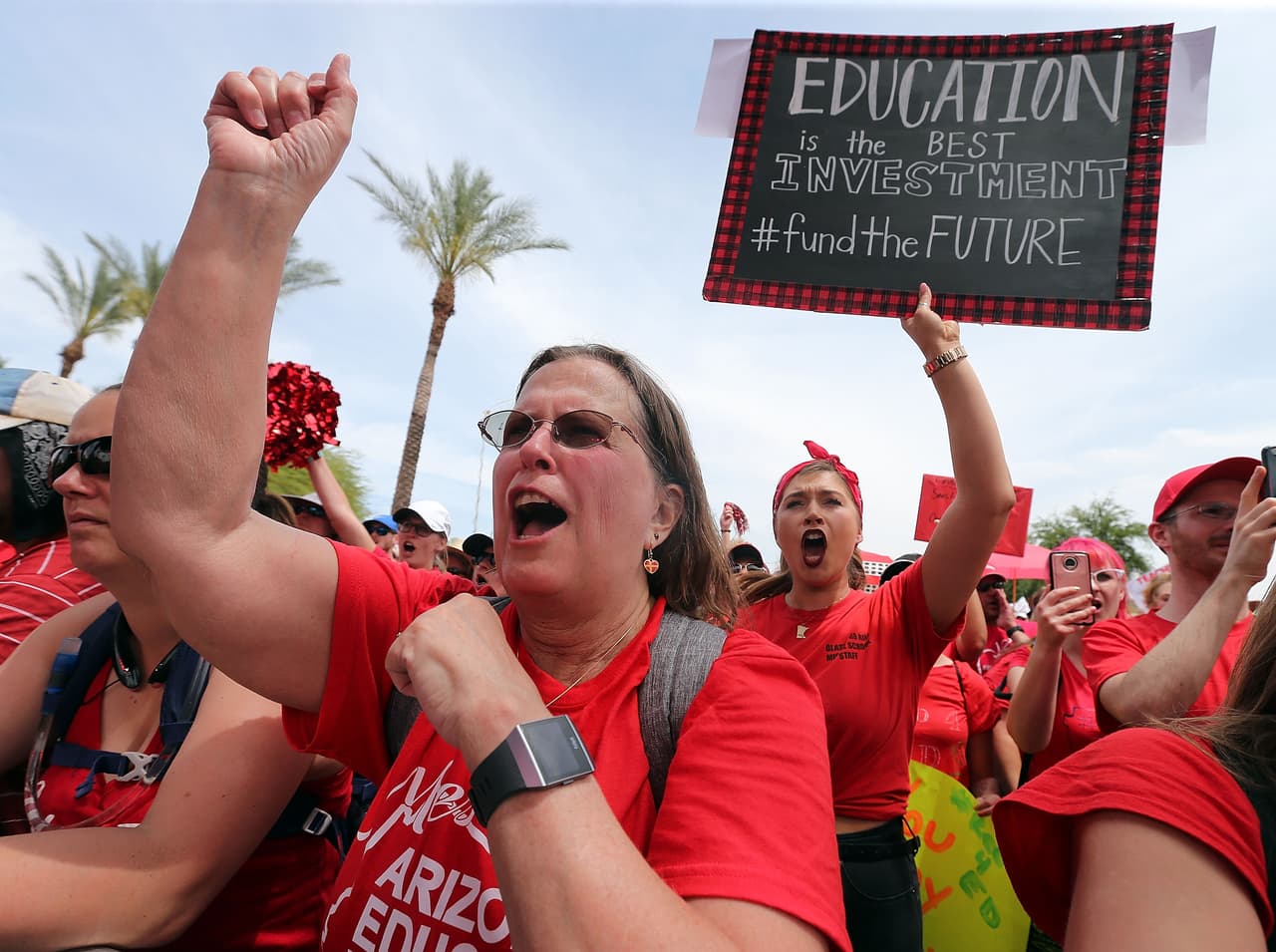 Maestros de Arizona inician la huelga y marchan hasta el Capitolio Estatal. Los docentes de todo el estado organizaron un paro laboral que inició este jueves para pedir mejores salarios y fondos estatales para las escuelas públicas. 
<br>