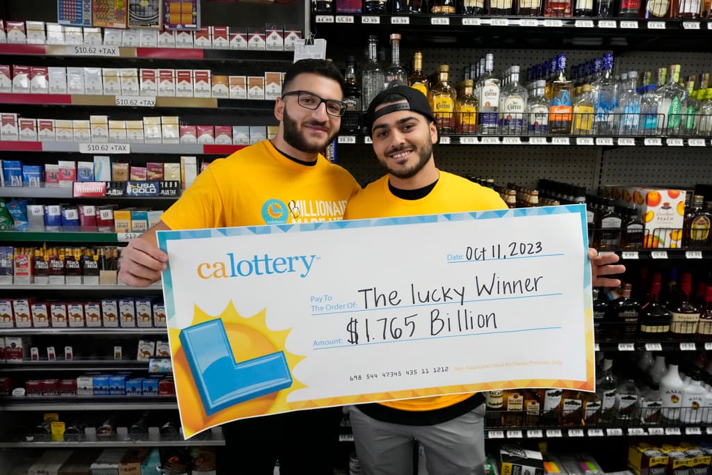 2. 
<b>$1.765 mil millones</b> de 
<b>Powerball</b>, sorteados el 11 de octubre de 2023, y ganados por un afortunado en Frazier Park, California.