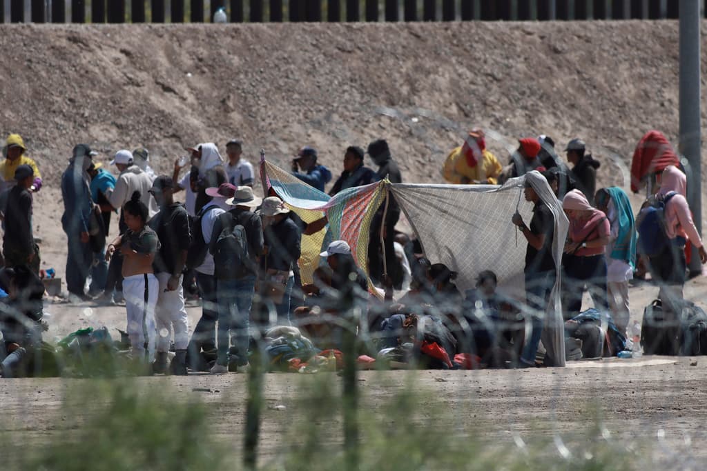 Funcionarios estadounidenses dijeron a la AP que planeaban abrir centros regionales por todo el hemisferio, donde los migrantes puedan solicitar ir a Estados Unidos, Canadá o España. Se habían anunciado previamente dos centros en Guatemala y Colombia. De momento no está claro dónde se abrirían otros.