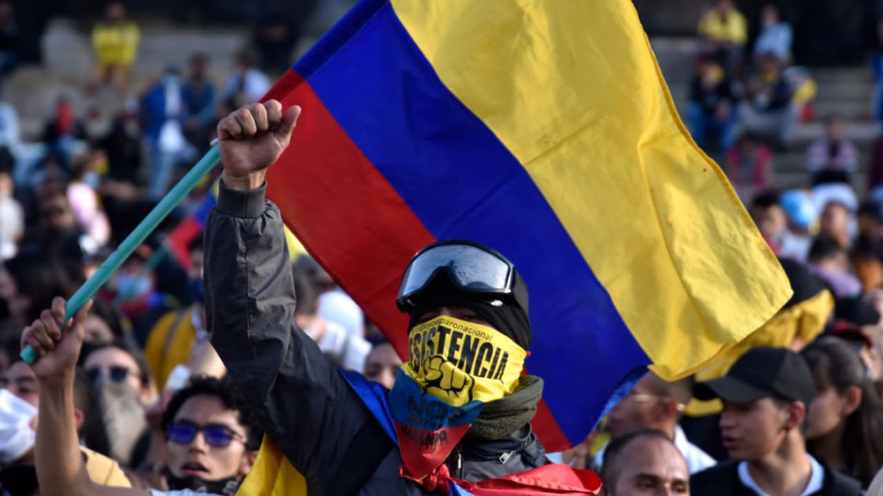 En video: Al profundo descontento de la sociedad colombiana se suma la crítica situación generada por el coronavirus, que tiene al borde del colapso a diversos centros médicos, pues cifras de salud locales indican que, en promedio, 450 personas mueren diariamente por culpa del covid-19.