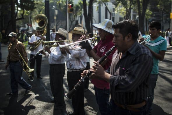 Músicos tocaron durante la marcha.  