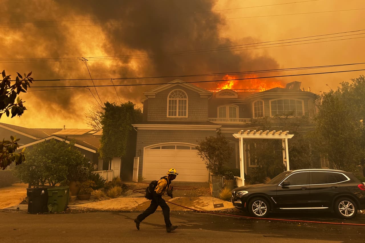 Condiciones extremas: Los fuertes vientos y la vegetación seca contribuyen al 
<b>comportamiento extremo del fuego</b>, dificultando los esfuerzos de contención.