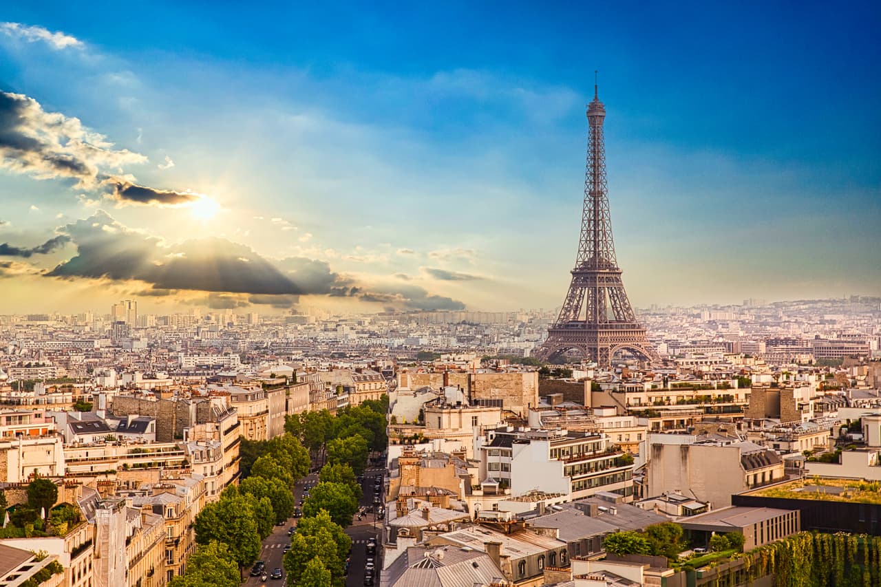 <h2 class="cms-H2-H2">7. Francia</h2>
<br>
<br>🛫 
<b>¿Cuántos estadounidenses se mudaron a este país en 2021? </b>6,398.
<br>
<br>🛫 
<b>¿Cuánto ha incrementado el porcentaje de migrantes estadounidenses a este país entre 2019 y 2021?</b> -28%
<br>
<br>🛫 
<b>¿Cuántos estadounidenses residen en este país? </b>62,000.
<br>
