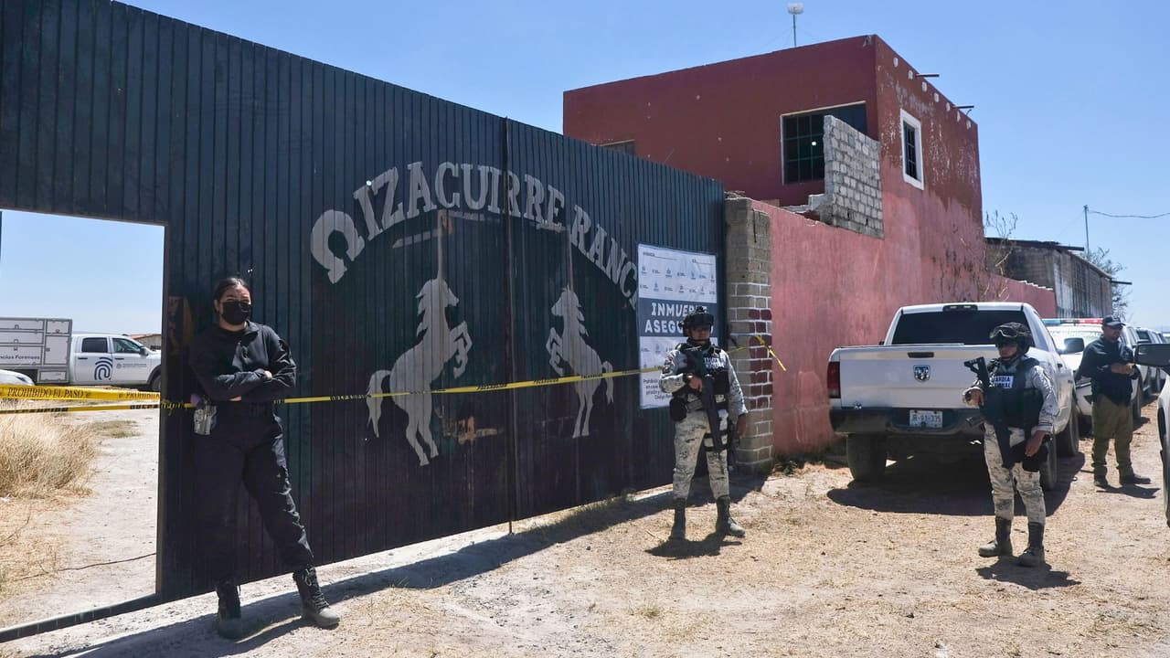 <h3 class="cms-H3-H3">La historia del verdadero Rancho Izaguirre en México </h3>
<br>
<br>El lugar con ese mismo nombre en Jalisco comenzó a ganar notoriedad en marzo, cuando 
<b>varios videos afirmaron que era una base del CJNG, uno de los grupos criminales más violentos de México</b>. Autoridades señalaron que el rancho está en la zona de Teuchitlán, una región agrícola cercana a Guadalajara, y que el sitio habría sido abandonado poco antes de un operativo federal. El contenido fue replicado millones de veces, ahí fue cuando u
<b>suarios empezaron a buscar más “Rancho Izaguirre” en internet… y dieron con la propiedad de esta familia en Texas.</b>
