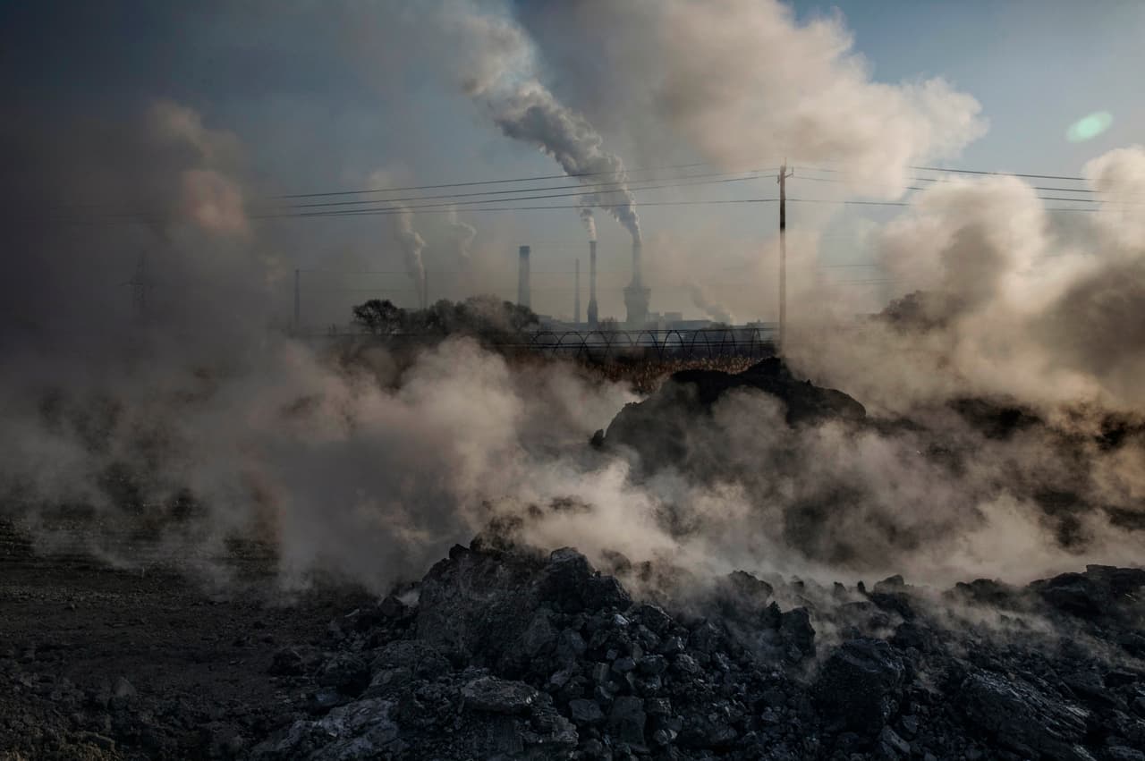 <b>Clima, "invento chino".</b> Trump dijo en 2012 que el calentamiento global fue creado por los chinos para frenar la manufactura de EEUU. Su administración 
<a href="https://www.nytimes.com/interactive/2020/climate/trump-environment-rollbacks.html" target="_blank">trabaja para revertir unas 100 normas</a> de preservación del medio ambiente. Trump va en contra de la comunidad científica de EEUU y del mundo, que consideran la actividad humanas, como la quema de combustibles fósiles, como la responsable del calentamiento del planeta.