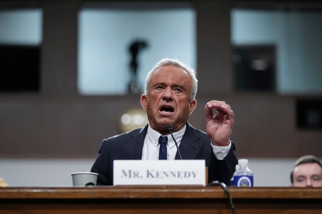 Robert F. Kennedy Jr., elegido por el presidente Donald Trump para ser secretario de Salud y Servicios Humanos, comparece ante el Comité de Finanzas del Senado para su audiencia de confirmación, en el Capitolio en Washington, el miércoles 29 de enero de 2025.
