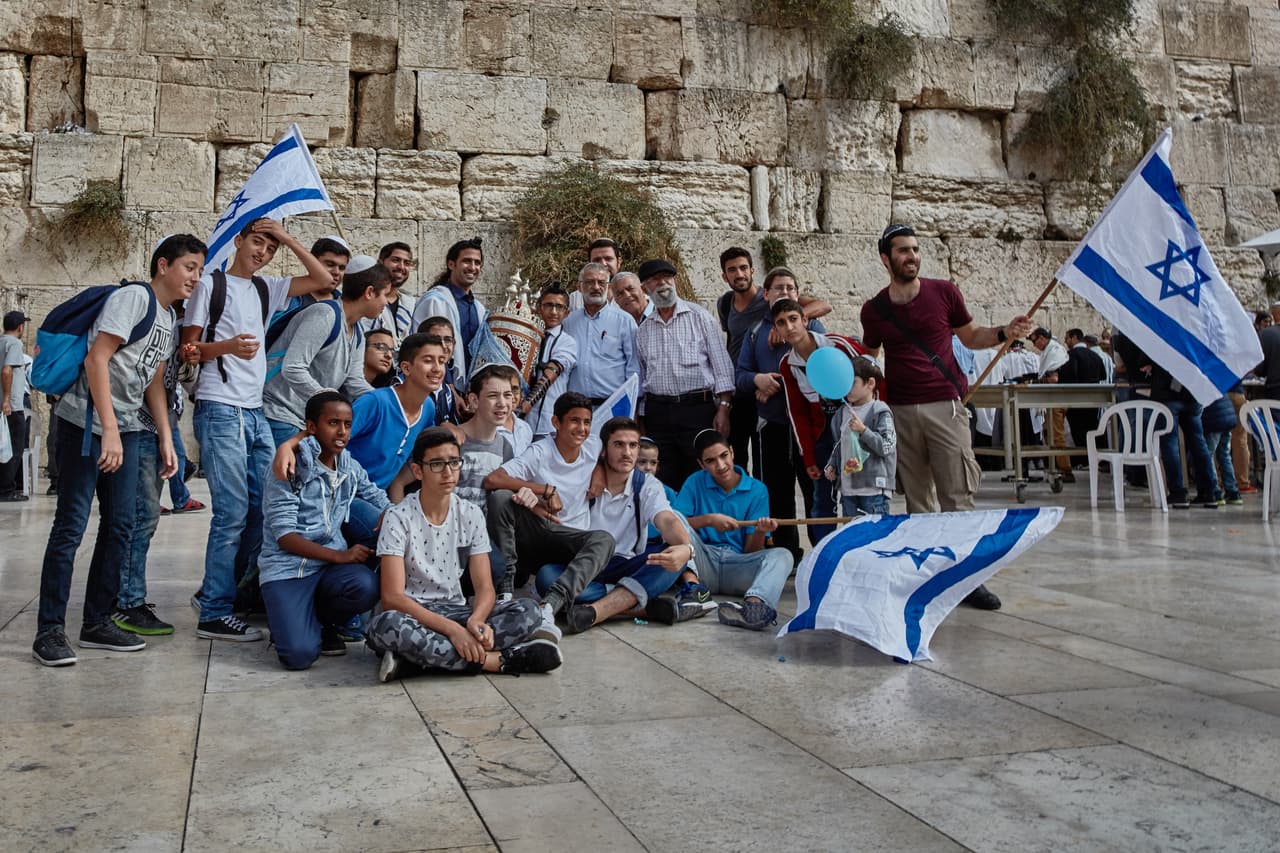 <b>Israel</b>
<br>
<br>Salario mínimo por hora: 8.27 dólares.
<br>
<br>En este país se acordó un aumento progresivo del salario mínimo desde 2012 que lo llevó hasta 5,300 nuevos shekel israelíes al mes (unos 1,600 dólares). 
<a href="https://tradingeconomics.com/israel/minimum-wages#:~:text=Minimum%20Wages%20in%20Israel%20is,according%20to%20our%20econometric%20models."><u>Se mantiene en ese monto desde 2018</u></a>.
<br>