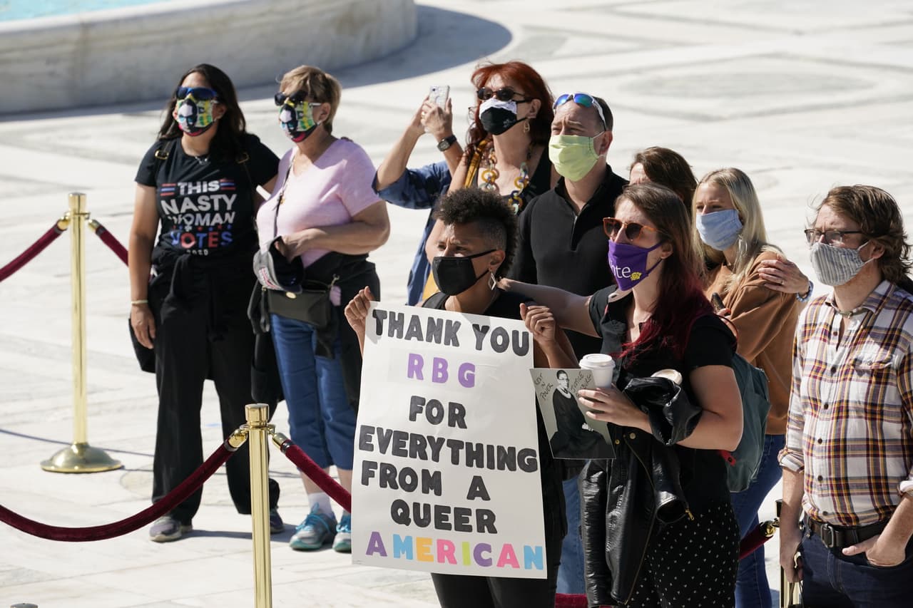 “Gracias por todo, de una estadounidense rara”, se lee en uno de los carteles que el público llevó al tribunal. Ginsburg fue clave en la legalización del matrimonio de personas del mismo sexo en Estados Unidos, además de otras causas de las minorías.