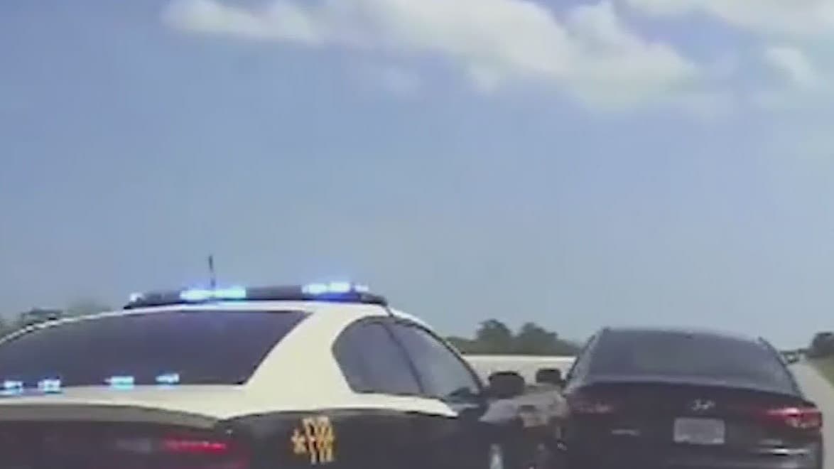 En video: Con esta peligrosa pero efectiva maniobra, policías logran inmovilizar un auto durante una persecución