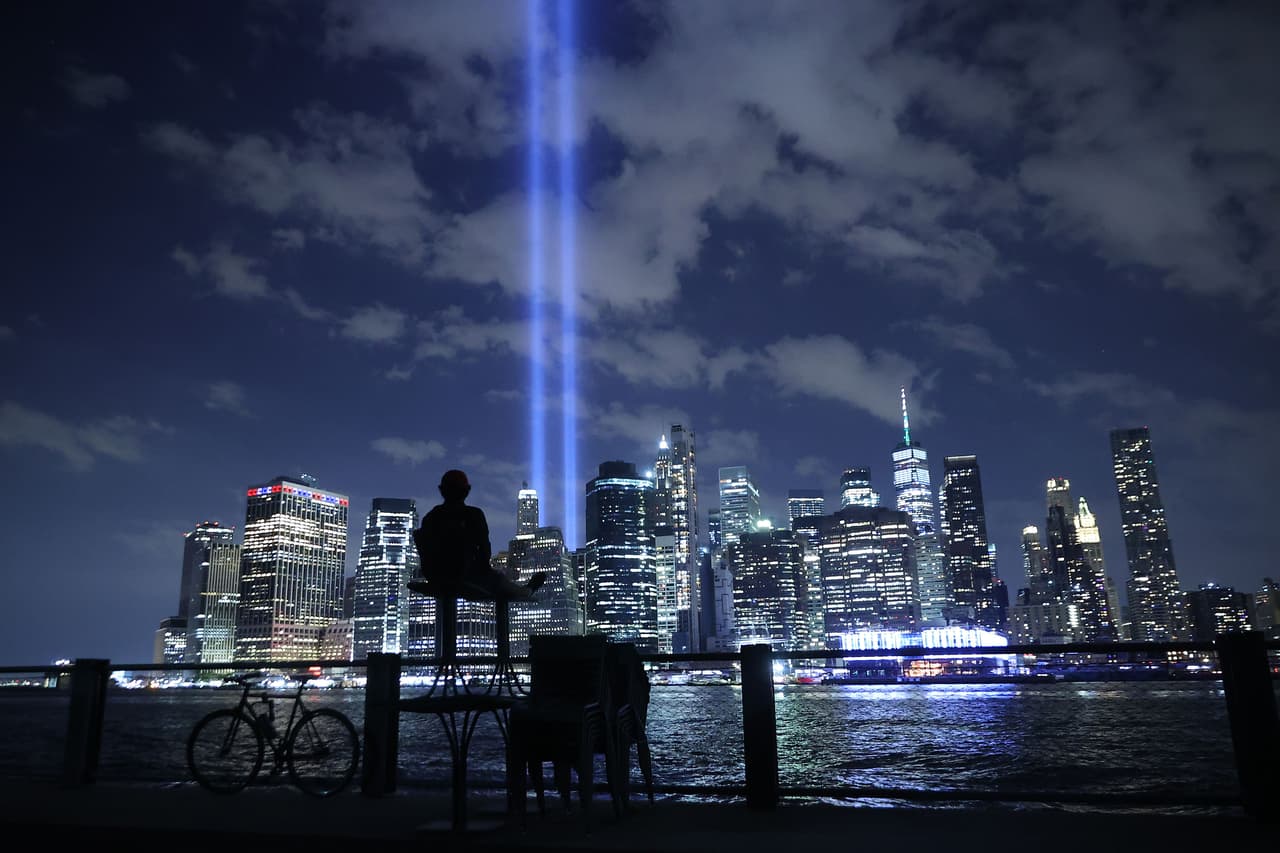 <b>20 aniversario del ataque a las Torres Gemelas.</b>
<br>
<br>El 9 de septiembre de 2021 se cumplieron 20 años de la agresión más mortífera de una fuerza extranjera en suelo estadounidense. Ese ataque dio pie a la ocupación estadounidense de Afganistán y a una larga guerra que llegó a su fin también en 2021. 
<br>
<br>La fotografía muestra uno de los homenajes a las más de 3,000 víctimas en Nueva York, Washington DC y Pennsylvania; un espectáculo de luces que recuerdan la posición de las torres colapsadas.
<br>
<br>
<a href="https://www.univision.com/noticias/20-anos-atentados-9-11"><u>Vea aquí nuestro especial sobre el 20 aniversario de los atentados del 9/11</u></a>
