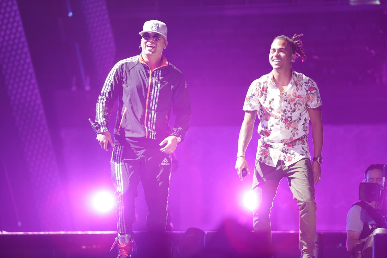 Wisin y Ozuna ensayaron su parte de la canción.