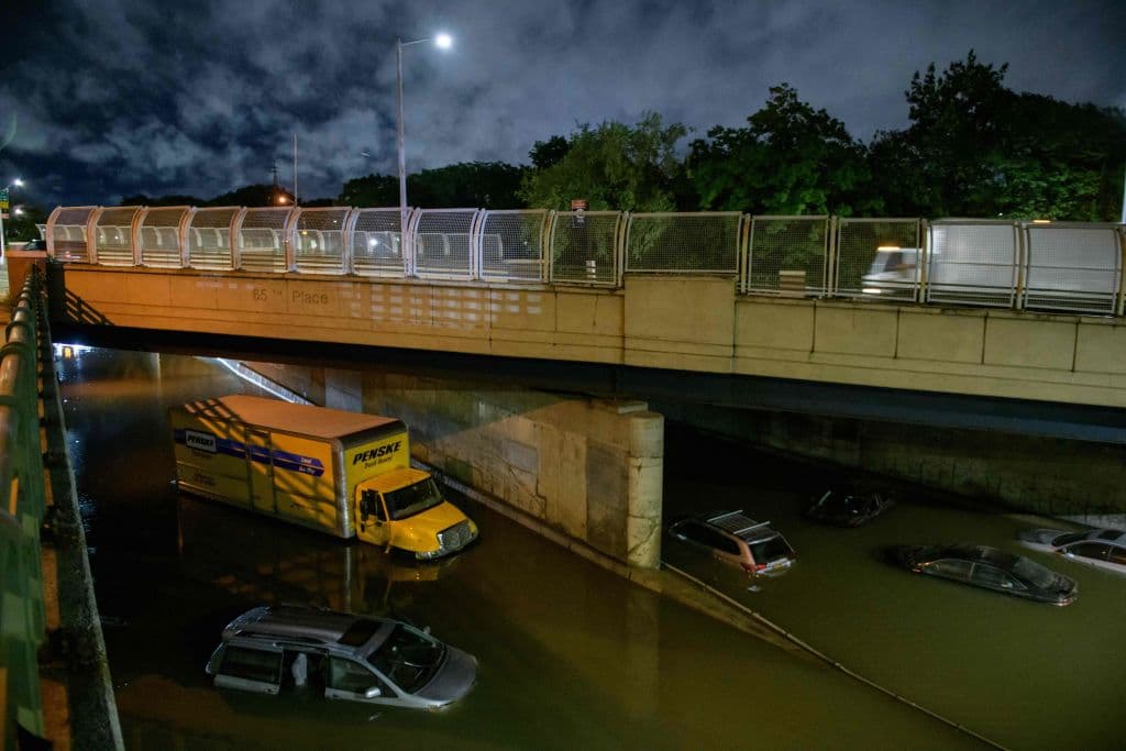 <a href="https://www.nbcnews.com/news/weather/ida-batters-new-york-city-region-flood-emergency-issued-first-n1278336" target="_blank">Siete de las víctimas mortales en Nueva York</a>, incluido un menor de 2 años, se han producido en los distritos de Queens y Brooklyn. Al menos hubo otro fallecido en el condado de Passaic, en Nueva Jersey.