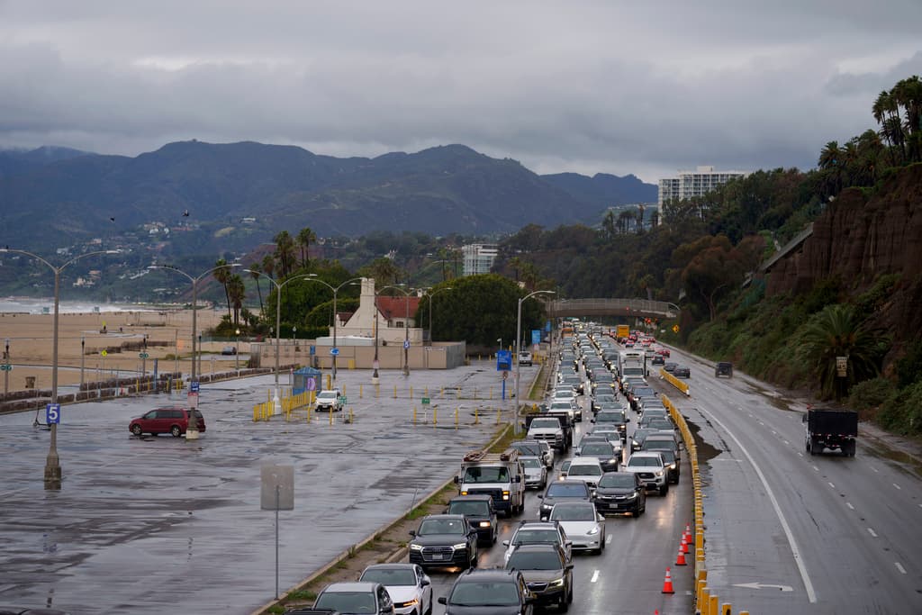 Por más que algunos conductores salieron con tiempo extra este jueves 1 de febrero en la mañana, los aguaceros que 
<b><a href="https://www.univision.com/local/los-angeles-kmex/rayos-lluvias-y-fuertes-vientos-lo-que-indica-el-pronostico-para-la-manana-del-jueves-en-los-angeles-video" target="_blank">el paso de una tormenta deja en el sur de California</a></b> inundaron carriles. En 
<b>Santa Mónica</b>, la 
<b>Pacific Coast Highway (PCH) </b>tuvo que reducir carriles en algunos tramos.