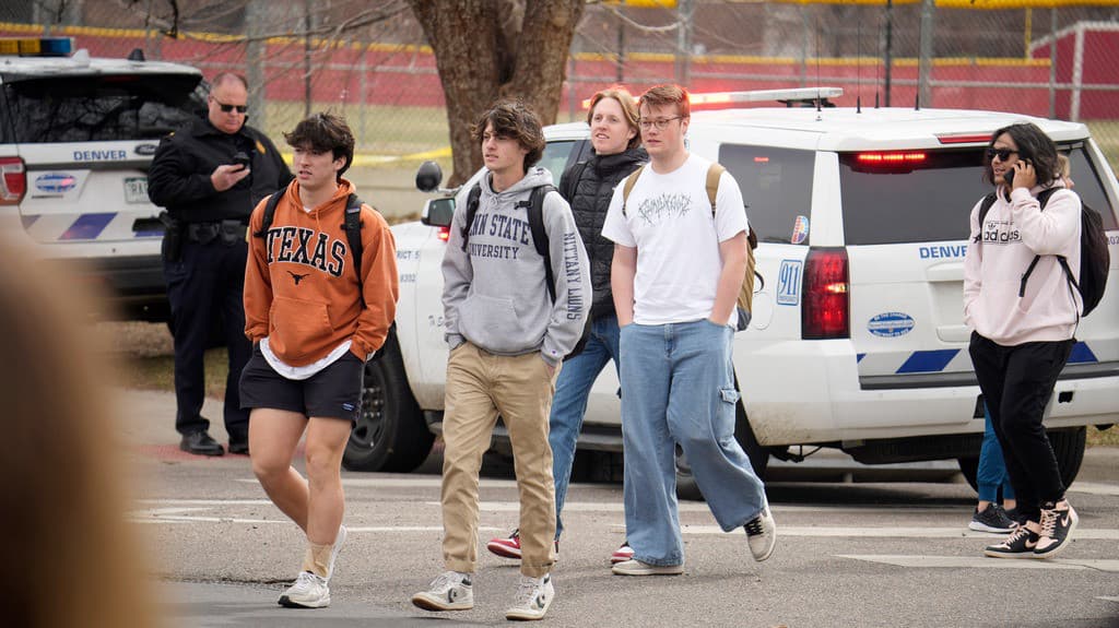 <b>Hieren a dos maestros en un tiroteo en una escuela de Colorado</b>
<br>
<br>Según las autoridades, el sospechoso del tiroteo es un estudiante, quien sigue prófugo, y la pistola no fue recuperada.