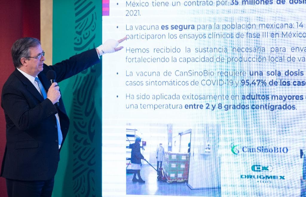 El canciller mexicano Marcelo Ebrard habla sobre la vacuna CanSino en una conferencia de prensa en Ciudad de México.