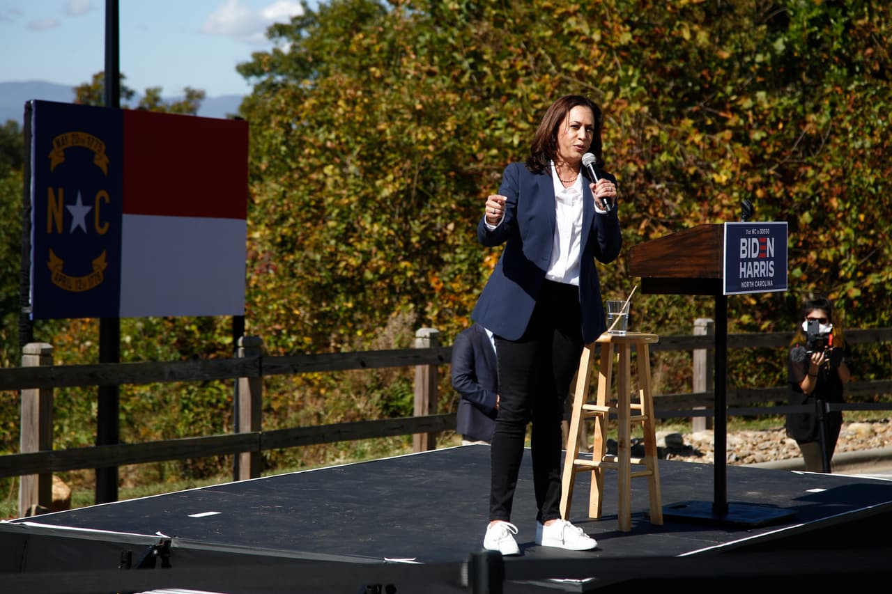 Harris reanudó sus actividades políticas tras cancelarlas el pasado 15 de octubre por 
<a href="https://www.univision.com/local/north-carolina-wuvc/suspenden-eventos-de-campana-de-kamala-harris-en-carolina-del-norte-por-casos-de-coronavirus-en-su-equipo">casos de coronavirus en su equipo.</a>