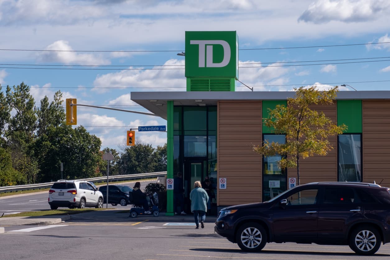 <b>Puesto 15. TD Bank</b>
<br>
<br>Porcentaje de energía verde del total que usa: 101%.
<br>
<br>Uso anual de energía verde: 210,209,954 kWh. 
<br>
<br>Industria: finanzas.
<br>
<br>Fuente de energía verde: solar y eólica.
<br>
<br>Las empresas que compran más energía verde de la necesaria para su operación completa muestran un valor superior al 100%
<br>