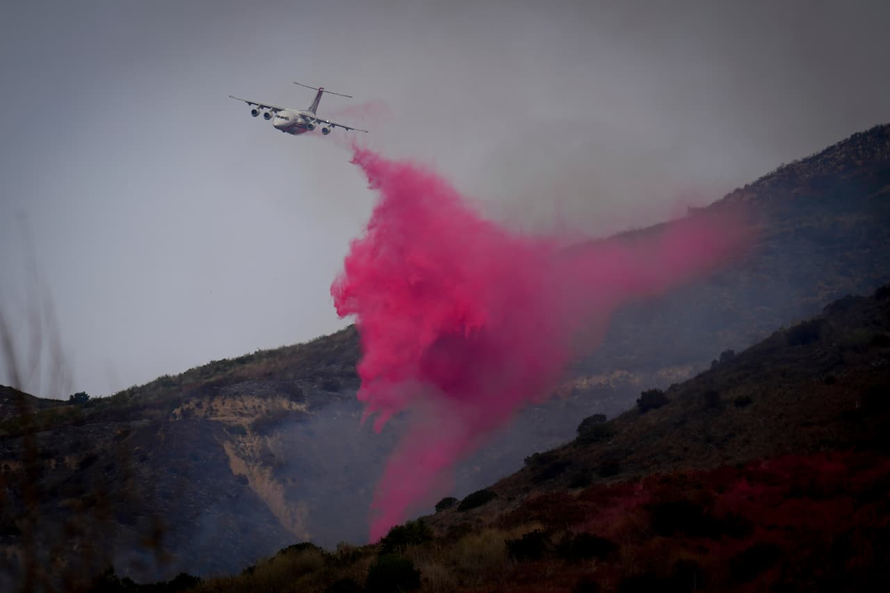 Para combatir el Franklin Fire se destinaron 
<b>1,974 bomberos, quienes fueron apoyados por aviones</b> que arrojaron agua a las llamas, así como material para contener el fuego. Lograron limitarlo y evitar que se expandiera más.