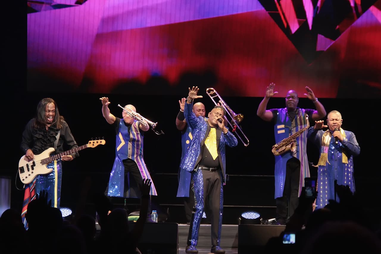 <b>Earth Wind & Fire.</b> En la Convención Republicana de 2016 en Cleveland se escuchó el enérgico hit 'September', un ícono de esta banda. Momentos después, un post en la cuenta de Twitter del grupo 
<a href="https://twitter.com/EarthWindFire/status/755562259267530752"><u>citó el trino de Queen sobre ‘We are the champions’</u></a>. "Otro uso no autorizado (September) en la Convención Republicana, en contra de nuestros deseos”, se lee en el tuit.