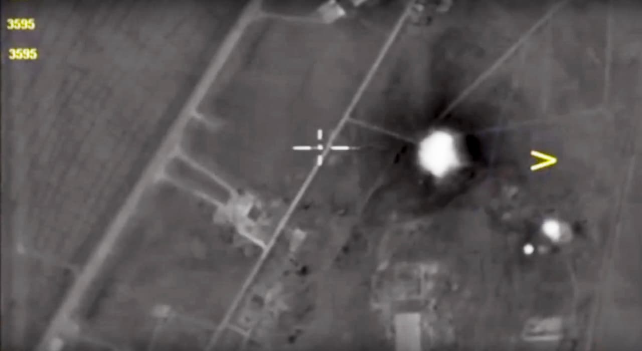 Fotografía del sitio web oficial del ministerio de defensa de Rusia muestra una vista aérea de de la base militar siria después del ataque. 7 de abril de 2017.