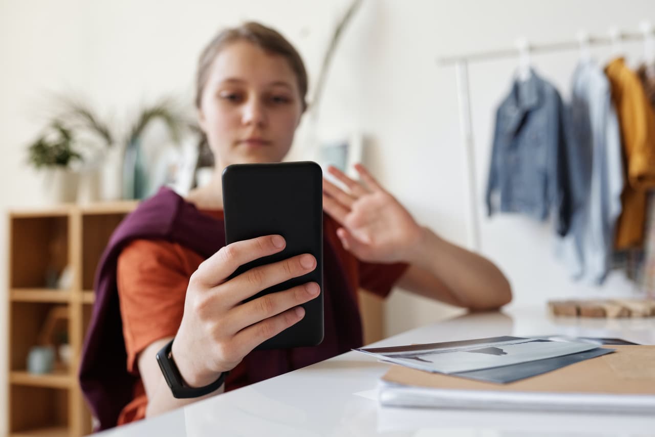 <b>Supervisa las cuentas de redes sociales de tus hijos</b>
<br>Vigila a tu hijo en el mundo real. También es inteligente estar al tanto de su vida digital. La mayoría de las aplicaciones tienen un requisito de edad. Hazlo cumplir.