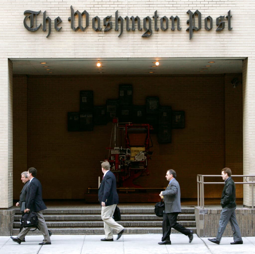 El 5 de agosto de 2013 se anuncia que Bezos compraría el diario 
<b><i>The Washington Post.</i></b> Bezos es el propietario desde ese 1 de octubre.