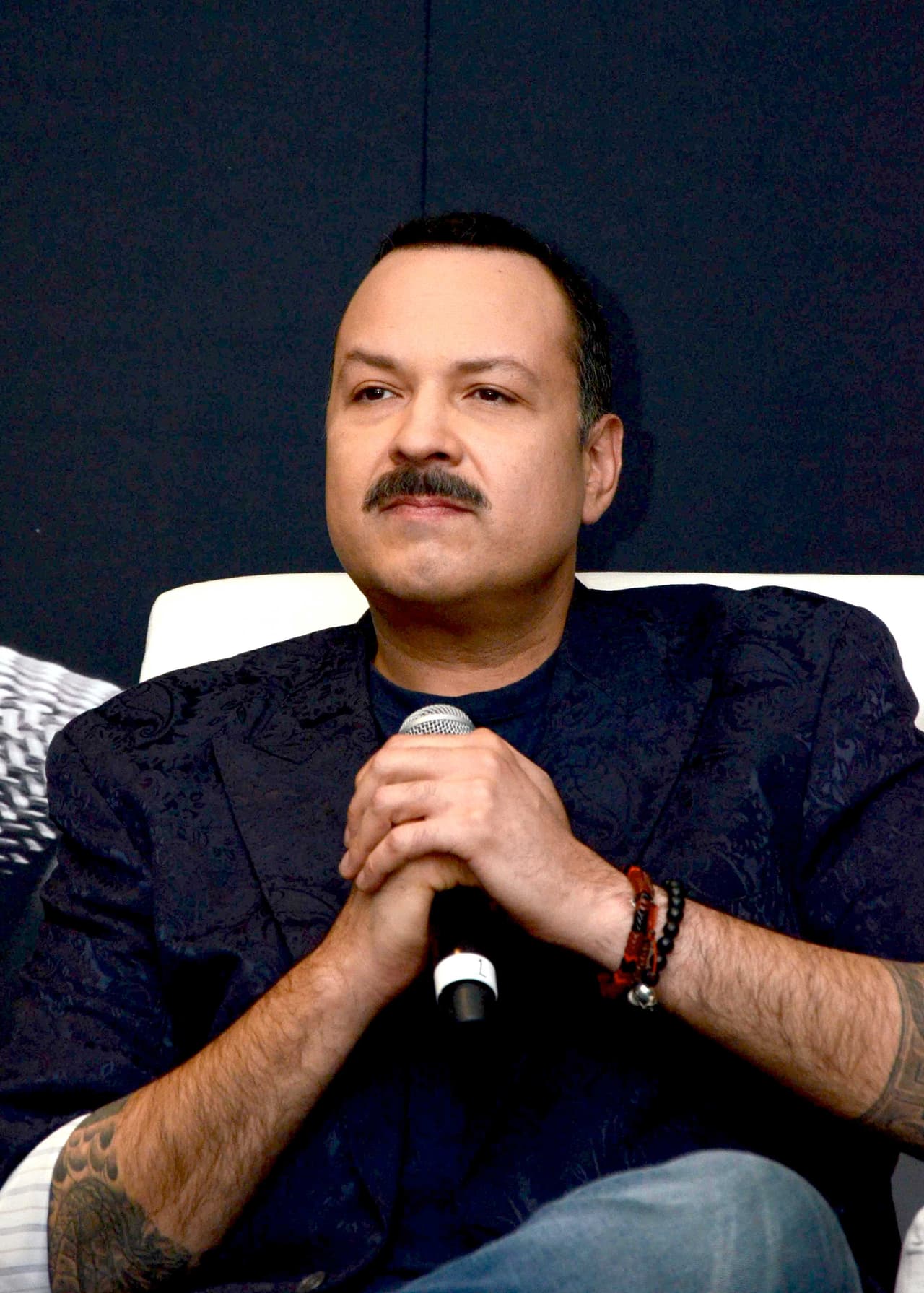 Lo anterior lo confirmó 
<b><a href="https://www.univision.com/famosos/a-tres-anos-del-arresto-de-su-hijo-por-trafico-de-personas-pepe-aguilar-le-pide-perdon-fotos" target="_blank">Pepe Aguilar</a></b>, padre de Ángela, quien habló sobre el asunto en una entrevista que concedió al diario mexicano 
<b><a href="https://www.reforma.com/deja-quintanilla-en-visto-a-aguilar/ar1909377?v=3" target="_blank">Reforma. </a></b>
<br>