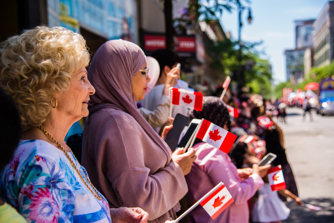 <b>Puesto 15: Canadá</b>
<br>
<br>El Informe Mundial de la Felicidad clasifica tres factores principales: evaluaciones de la vida, emociones positivas y emociones negativas. La Encuesta Gallup pide a los encuestados que "evalúen su vida actual como un todo" usando una escalera de puntos del 0 al 10. 
<br>