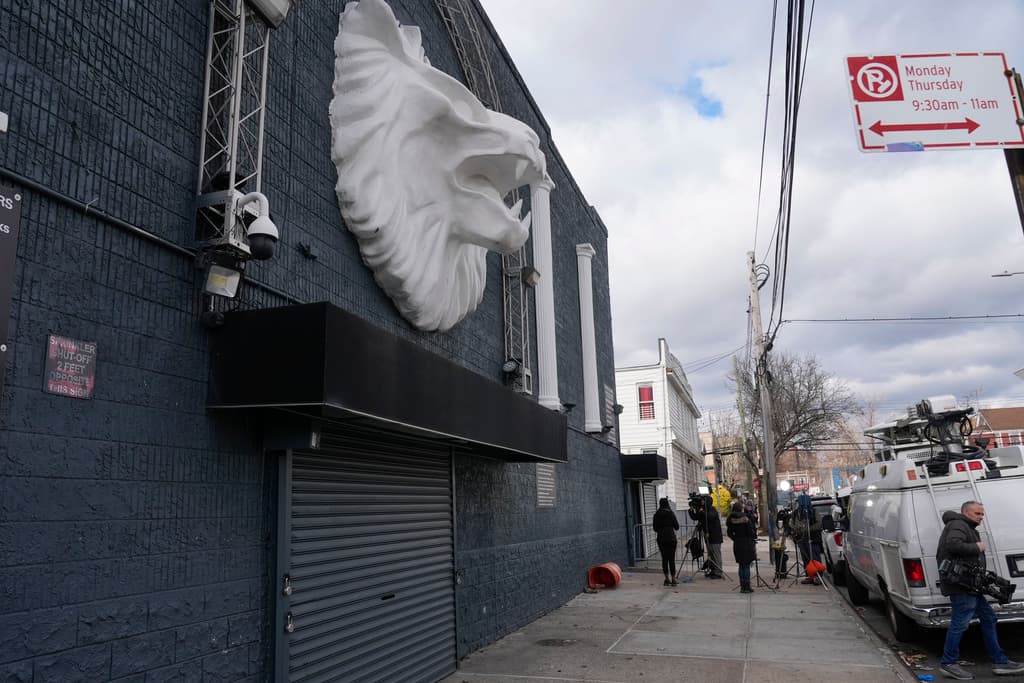 Según el jefe de patrulla del Departamento de Policía de Nueva York, Philip Rivera, los atacantes huyeron inicialmente a pie y posteriormente abordaron un vehículo con placas de otro estado.