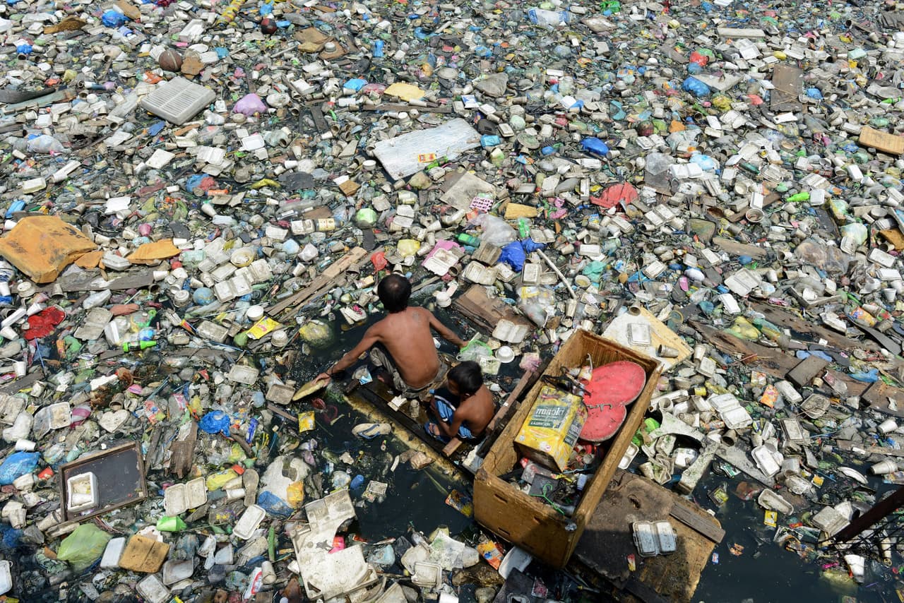 <b>Mares contaminados:</b> La polución de las aguas se ha convertido en un problema global. Cada año llegan al mar 8 millones de toneladas de 
<a href="https://www.univision.com/noticias/nos-estamos-comiendo-el-plastico">plástico</a>. Los científicos estiman que son necesarios 400 años para que la naturaleza descomponga una botella de plástico.