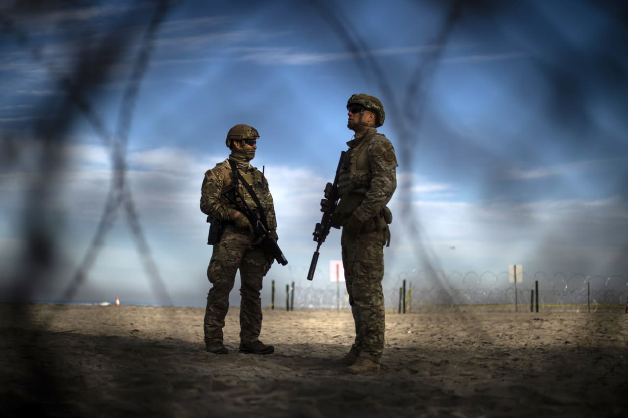 Agentes de la Patrulla Fronteriza fuertemente armados custodian la valla limítrofe entre EEUU y México en la playa de Tijuana. En la ciudad hay cerca de 15 albergues pagados por organizaciones civiles, la mayoría de ellos saturados. Por esta razón algunos viajantes han decidido pasar la noche en la playa o en las calles.