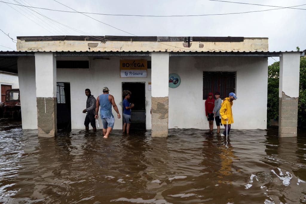 El Centro Nacional de Huracanes de Estados Unidos (National Hurricane Center, NHC) dijo que Cuba sufrió “impactos significativos de vientos y marejada ciclónica” cuando el huracán azotó el territorio con vientos máximos sostenidos de 205 kilómetros por hora (125 millas por hora).