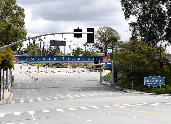 El 
<a href="https://www.univision.com/local/los-angeles-kmex/gavin-newsom-da-su-tercer-informe-de-gobierno-desde-el-estadio-de-los-dodgers-video">estadio de Los Angeles Dodgers</a> pospuso la apertura de la Liga Mayor de Beisbol de la temporada 2020 y se convirtió en un punto histórico de la lucha contra la pandemia transformando sus espacios en centros masivos de pruebas y ahora de 
<a href="https://www.univision.com/local/los-angeles-kmex/vacuna-covid-19-en-los-angeles">vacunas contra el coronavirus</a>.