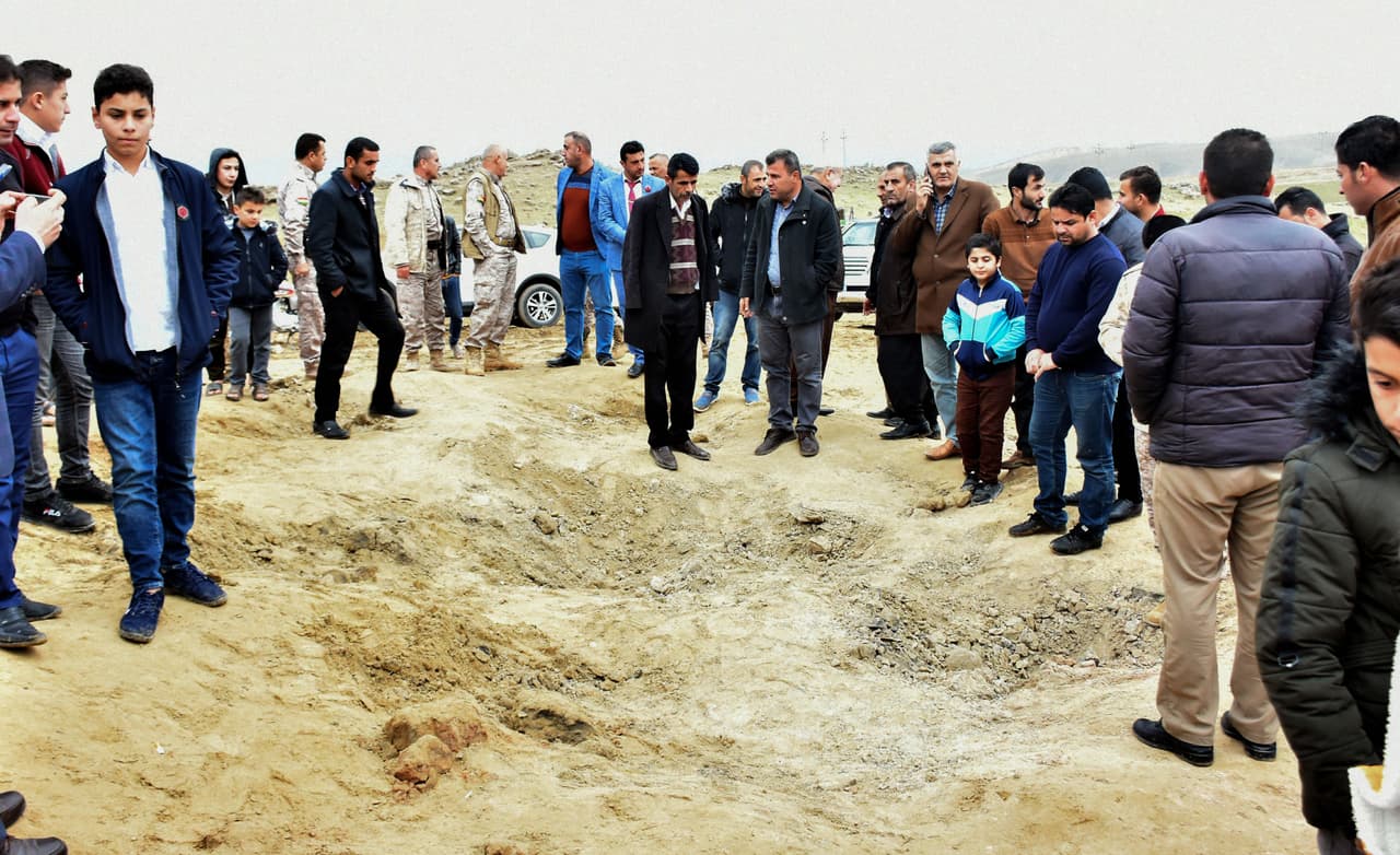 Un grupo de kurdos iraquíes inspeccionan el cráter dejado presuntamente por un misil iraní cerca de Bardarash, Irak, a unas 40 millas de Arbil, según un reporte de la agencia AFP. En esta ciudad se encuentra una de las dos bases militares iraquíes que albergan tropas de la coalición liderada por EEUU en ese país y que 
<a href="https://www.univision.com/noticias/mundo/trump-anuncia-nuevas-sanciones-a-iran-y-asegura-que-no-hubo-bajas-en-el-ataque-contra-bases-en-irak">fueron atacadas por Irán en la madrugada</a>.