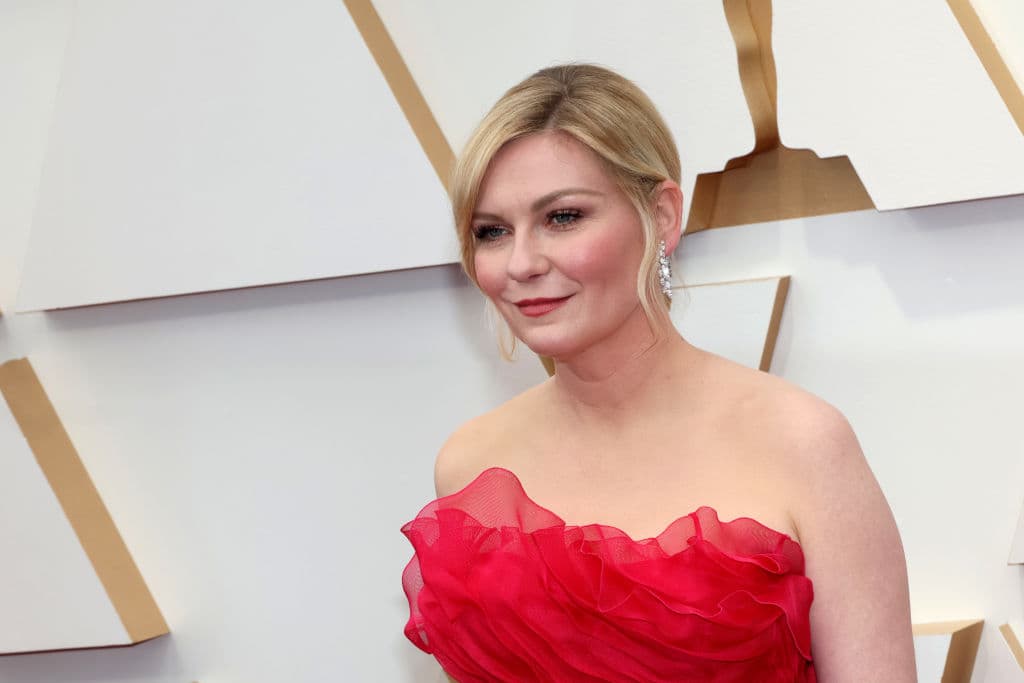En los Premios Oscar 2022 fue nominada en la categoría de Mejor Actriz de Reparto por su trabajo en 'The Power of the Dog', donde estuvo a lado de su esposo Jesse Plemons y de Benedict Cumberbatch.
