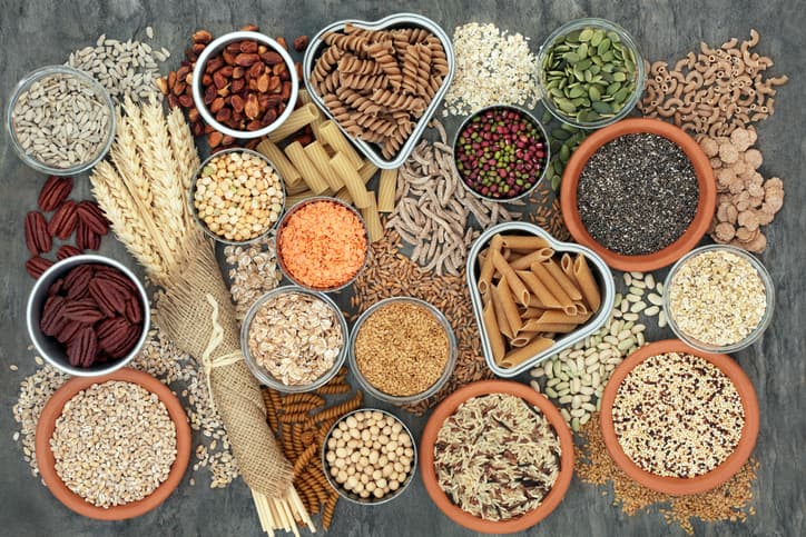 <b>Consume alimentos ricos en agua y fibra luego de una comilona:</b> Si has comido en exceso, es importante compensar luego con alimentos ricos en agua y fibra. Las comidas siguientes deben ser ligeras, con alimentos ricos en agua y fibra, como las frutas y verduras.