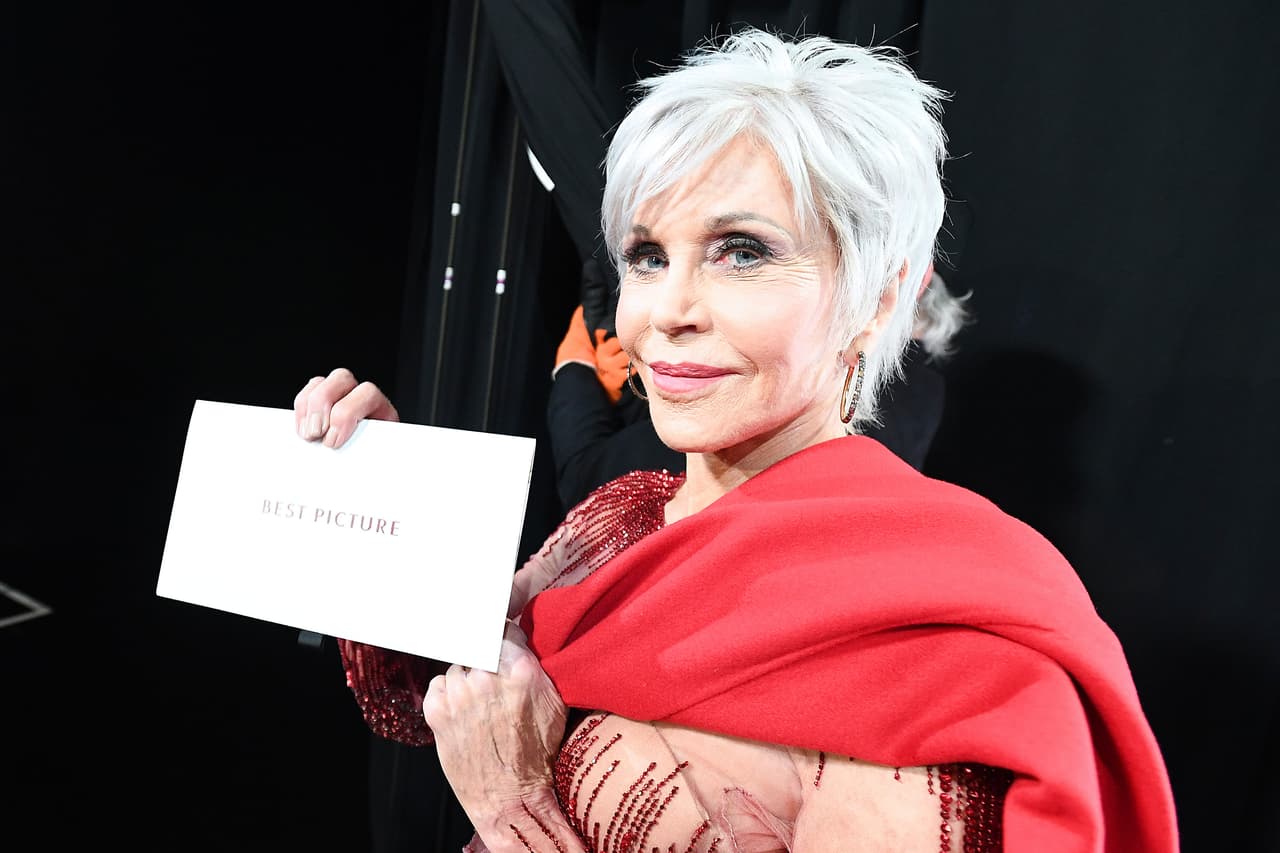 Pero quizá lo mejor es que su maquillaje, obra del artista David De Leon, fue a llevado a cabo con productos exclusivamente 'de farmacia': blush y labios rosas y un poco de gris en los ojos. 
<br>
<br>Edad: 82 años.