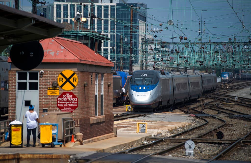 Lo primero que debe tener en mente es que tratar de detener un tren es casi imposible.