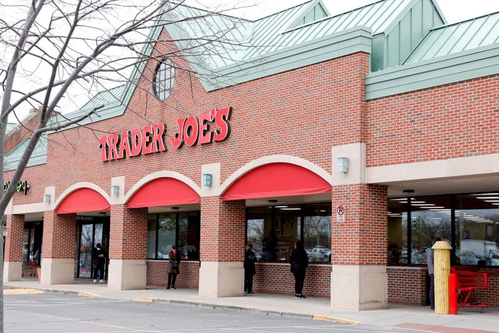 <b>Trader Joe's</b> también cambió su política desde el viernes y permitirá no usar la mascarilla a sus clientes completamente vacunados. Las tiendas no requerirán ni solicitarán pruebas de vacunación a los clientes, 
<a href="https://www.usatoday.com/story/money/shopping/2021/05/14/trader-joes-masks-not-required-fully-vaccinated-after-cdc-guidelines/5093425001/" target="_blank">dijo a USA TODAY</a> la portavoz de Trader Joe's, Kenya Friend-Daniel. Pero por el momento, 
<b>los empleados de estos supermercados deberán seguir usando mascarillas</b>.