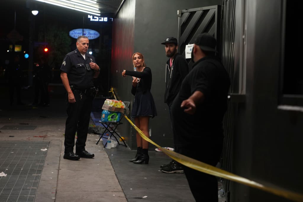 Personas que estaban 
<b>dentro de la discoteca salieron a ayudar a los heridos</b>, dijeron testigos. El hecho está bajo investigación policial.