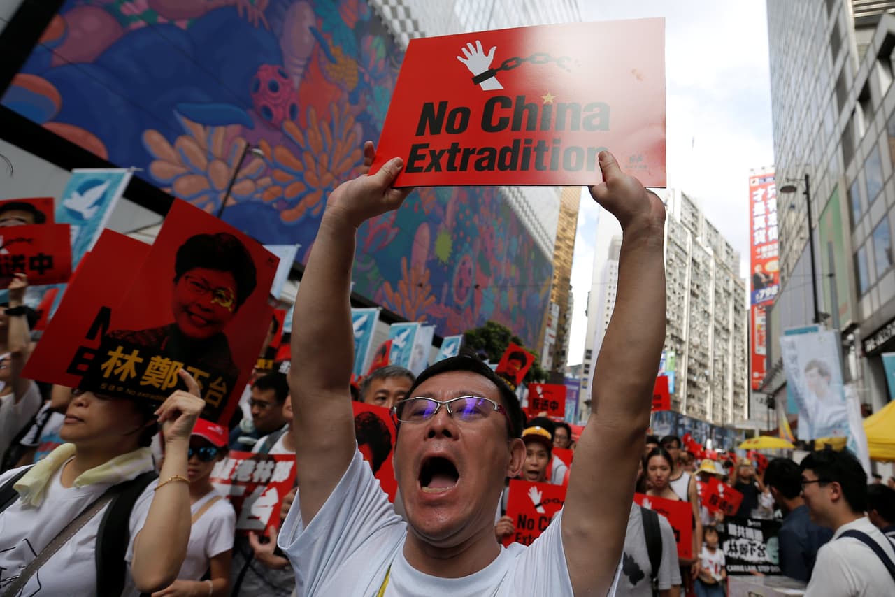 Cientos de miles de personas marcharon el domingo por el centro de Hong Kong, en lo que podría ser la mayor protesta registrada en el territorio en la historia reciente. Las marchas reflejaban el temor a la creciente influencia china en el territorio semiautónomo, que Gran Bretaña devolvió a Pekín en 1997.
