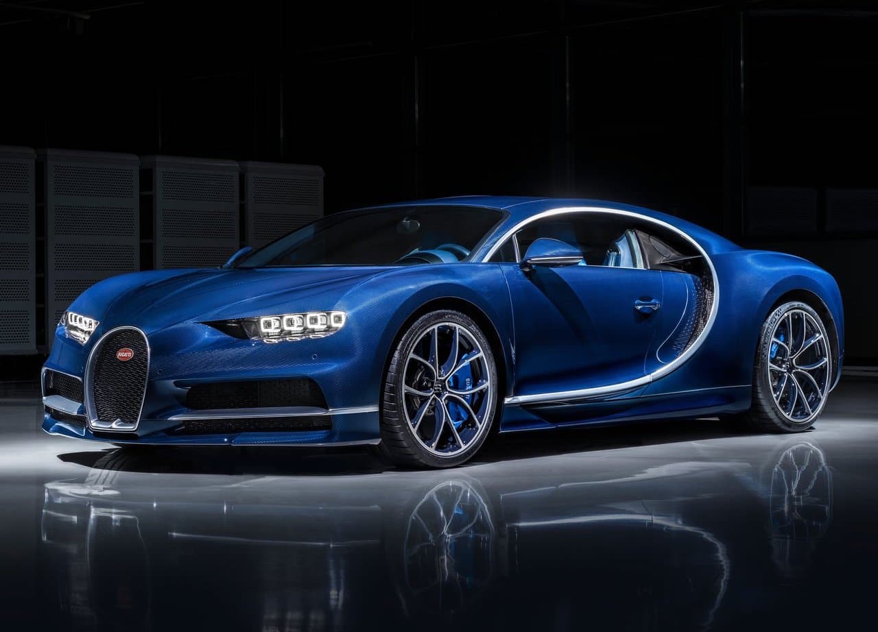 <b>10) Bugatti Chiron – 663,093 publicaciones</b>
<br>Potencia: 1,487 caballos de fuerza
<br>0-60 mph (98 km/h): 2.4 segundos
<br>Velocidad máxima: 261 mph (420 km/h) aunque una versión especial superó las 300 mph
<br>Precio: $3 millones
<br>