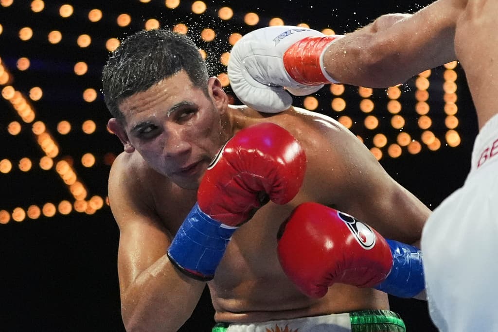 'El Chino' García llegó con 33 victorias y 5 derrotas al combate, mientras que Zayas llegó con 22 victorias y 
<b>sin conocer aún qué es perder </b>en el cuadrilátero.